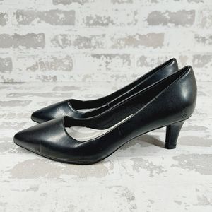 easy street Black Pointed-Toe Kitten Heel Pumps